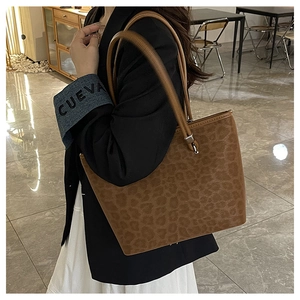 Dettaglio della stampa leopardata e della texture opaca di questa borsa tote marrone