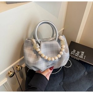 Borsa a mano a quadretti argento con manici rotondi in metallo e catena di perle crema