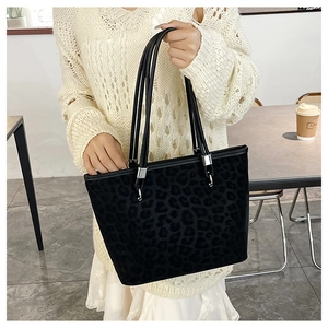 Dettaglio della borsa tote leopardata con finiture argentate e motivo animalier strutturato