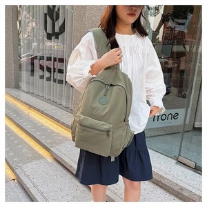 Vue extérieure d'un sac à dos en nylon vert olive avec compartiment principal zippé spacieux