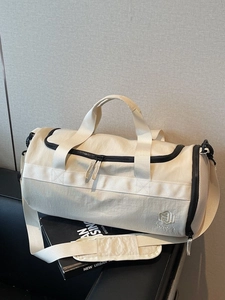 Sac de sport blanc crème avec grande capacité, séparation humide-sec et bandoulière