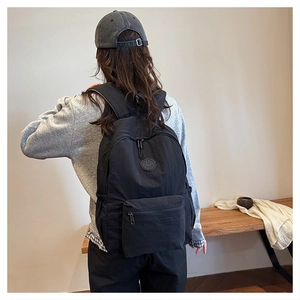 Vue arrière du sac à dos décontracté en nylon noir porté par un mannequin
