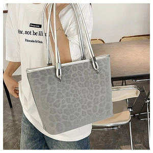 Dettaglio della borsa tote leopardata grigia con manici argentati metallizzati