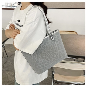 Vista dettagliata della borsa tote leopardata grigia con manici argentati metallizzati
