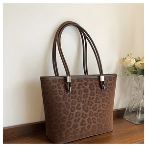 Dettaglio della borsa tote leopardata con trama in pelle scamosciata e doppie tracolle sottili