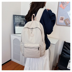 Détail du sac à dos décontracté blanc cassé style japonais avec poche avant et logo