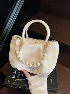 Elegante borsa a nuvola plissettata beige con motivo a scacchi e tracolla di perline