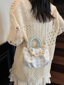 Borsa a nuvola plissettata a quadretti bianchi e blu con manico in perline e catena