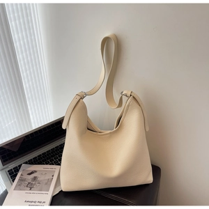 Detail of beige Hobo bag with lychee texture and adjustable silver buckle strap