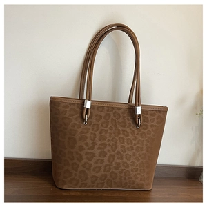Dettaglio della borsa tote leopardata con trama scamosciata e anelli metallici argento