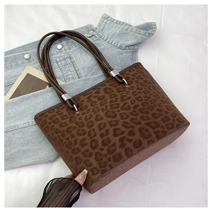 Vista dettagliata della borsa tote leopardata con trama scamosciata e fibbie d'argento