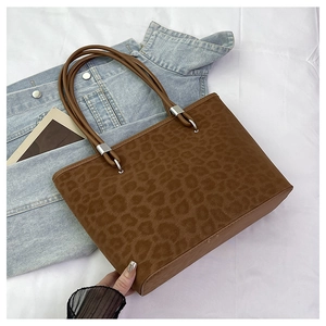 Vista dettagliata della borsa tote leopardata con sottili spalline e fibbie argentate
