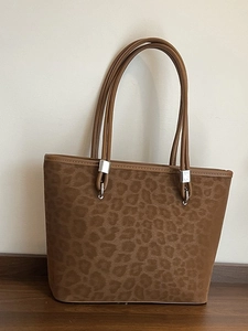Borsa tote marrone con stampa leopardata in pelle scamosciata e dettagli in metallo