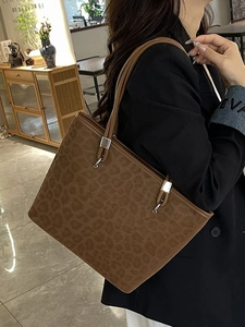 Borsa tote leopardata marrone da donna mostrata con un'angolazione di 45 gradi