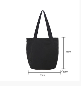 Detailed size chart showing 39x31x19 cm dimensions for the large black nylon tote bag