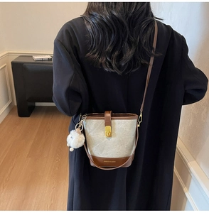 Sac seau en bandoulière avec texture marbrée et bandoulière en cuir brun sur modèle