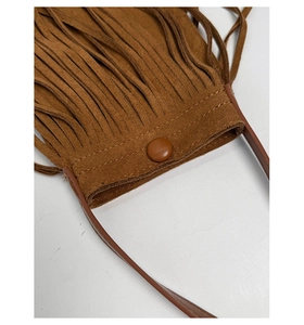 Détail du sac bandoulière en daim marron avec longues franges et fermoir à pression