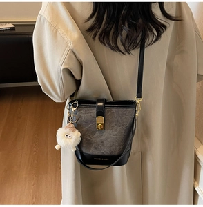 Vue arrière d'un mannequin portant un sac seau gris marbré avec un pendentif mouton