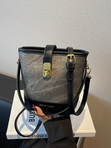Sac Seau Patchwork en Cuir PU Texture Denim Rétro pour Femmes Sac à Bandoulière Mode Avec Fermoir et Pendentif Mouton