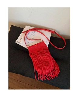 Vue détaillée du sac à bandoulière rouge à franges avec texture daim et bouton