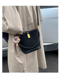 Detail der schwarzen Vintage-Beuteltasche mit Alpaka-Anhänger und goldenem Verschluss