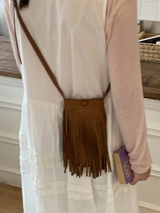Mini sac bandoulière marron avec franges en daim synthétique et fine bandoulière élégante