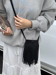 Petit sac à bandoulière noir pour femme avec longues franges et design minimaliste