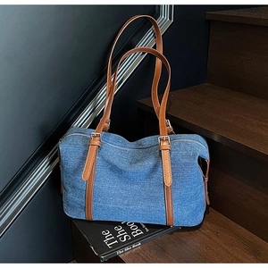 Dettaglio della trama in denim con cinturino in pelle marrone e fibbia in metallo argento