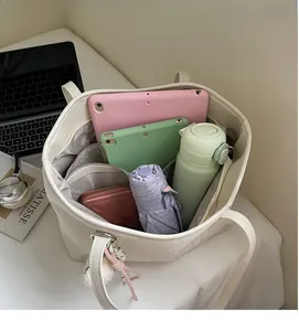 Detailansicht der Innenseite einer großen beigen Tote-Bag mit Fächern und Stauraum