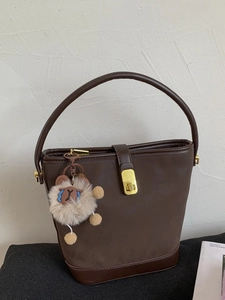 Borsa a Secchiello da Donna in Pelle Sintetica Retro Con Ciondolo in Peluche Borsa a Tracolla Vintage Con Chiusura in Metallo Oro