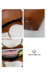Détail de l'intérieur d'un grand sac cabas tissé marron avec fermoir magnétique