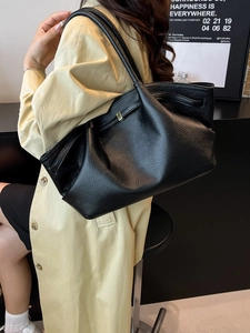 Black large capacity shoulder tote bag in pebble leather with pleated vintage design