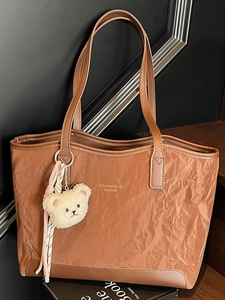 Fashion PU Leather Tote Bag For Women Large Capacity Wrinkled Texture Shoulder Bag With Cute Bear Charm For Commuting School