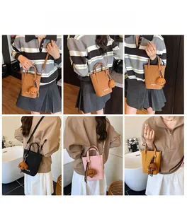 Vues multiples de sacs bandoulière compacts en quatre couleurs avec charm ourson
