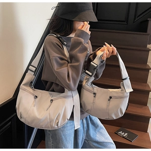 Vue détaillée de sacs bandoulière en nylon imperméable en deux tailles et sangles