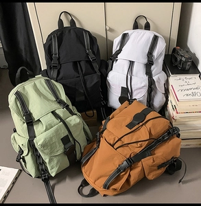 Selección de mochilas funcionales en colores negro, verde, blanco y naranja