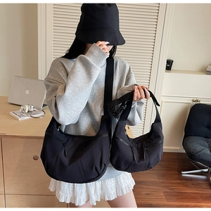 Détails des sacs demi-lune en nylon noir, tailles large et petite avec fermetures éclair