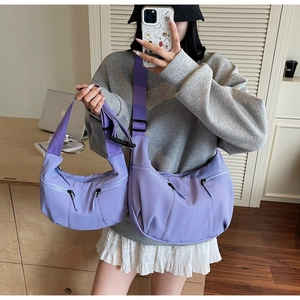 Comparaison de tailles de sacs croissants violets montrant les petits et grands modèles