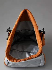 Vista detallada del amplio compartimento interior y el bolsillo con cremallera de la mochila