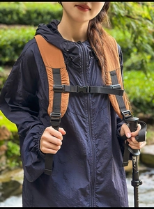 Detalle de las correas acolchadas ergonómicas y la hebilla del pecho en una mochila
