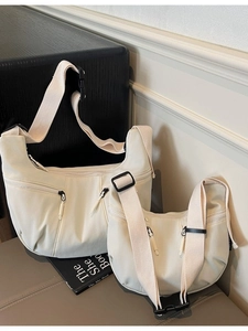 Sacs à bandoulière en forme de croissant beige en deux tailles avec sangles réglables
