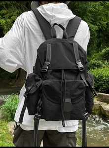Mochila de nailon negro impermeable con tiras reflectantes y cierre de hebilla exterior
