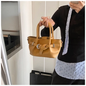 Détail du sac seau plissé marron gingembre avec boucle en métal et deux poignées