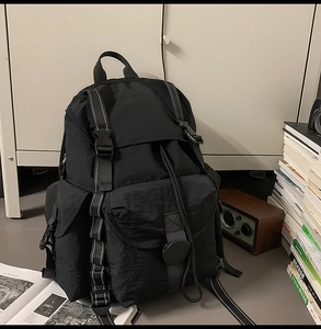 Detalle de una mochila táctica negra multifuncional con correas y hebillas ajustables