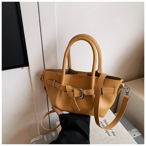Détail du sac seau plissé jaune montrant la boucle métallique et la texture souple