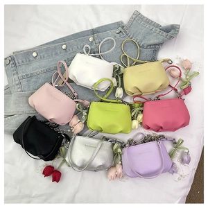 Détail de mini sacs seaux multicolores avec breloques tulipes en perles et chaînes argent