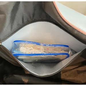 Dettaglio dello scomparto impermeabile per separazione a secco e umido nella borsa