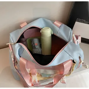 Dettaglio della borsa da viaggio patchwork colorata con ampio interno per ombrello e borraccia