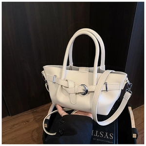 Détail du sac seau plissé blanc crème avec boucle en métal argenté et bandoulière réglable