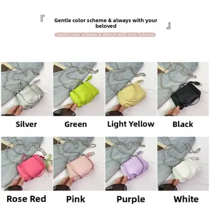 Vue détaillée de mini sacs seaux en cuir litchi en huit couleurs avec chaîne en métal